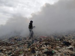 Пожарные тушит возгорание мусора