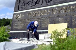 Работы у памятника в Североморске