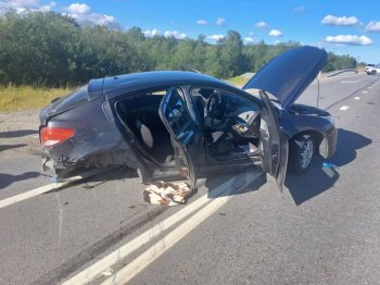 Автомобиль без колеса после аварии.
