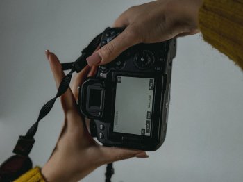 Фотоаппарат в руках.