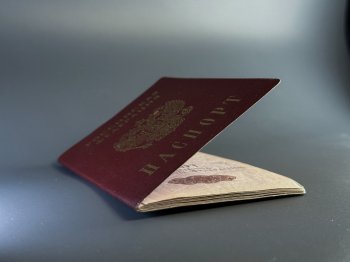 Паспорт на столе.