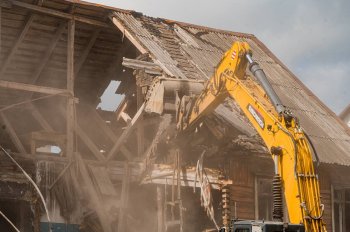 Снос аварийного дома в Мурманске.