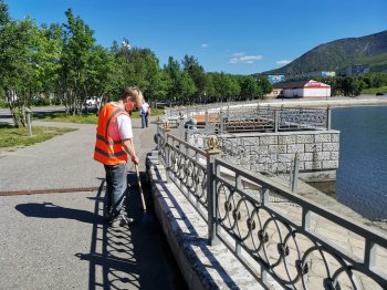 Подросток подрабатывает на благоустройстве Мурманска