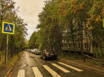 Машины на парковке.