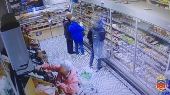 Воровство колбасы в супермаркете Мурманска