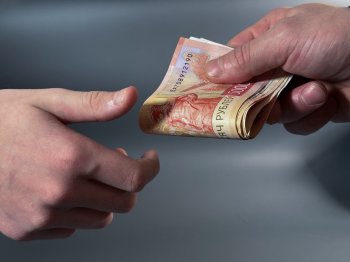 передача денег из рук в руки