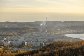 Трубы котельной на фоне города.