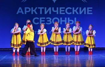 Творческий коллектив на сцене