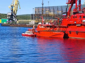 буксировка аварийного судна в порту Мурманск
