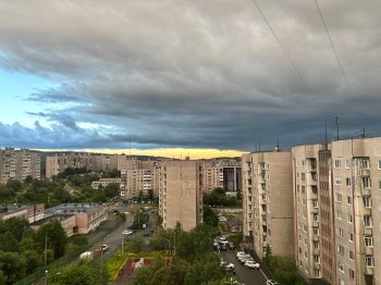 Тучи над домами в городе