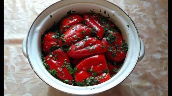 Аппетитный сладкий перец с чесноком и зеленью.