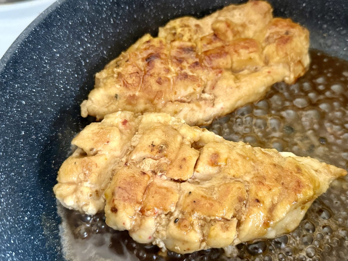 Курица на сковороде