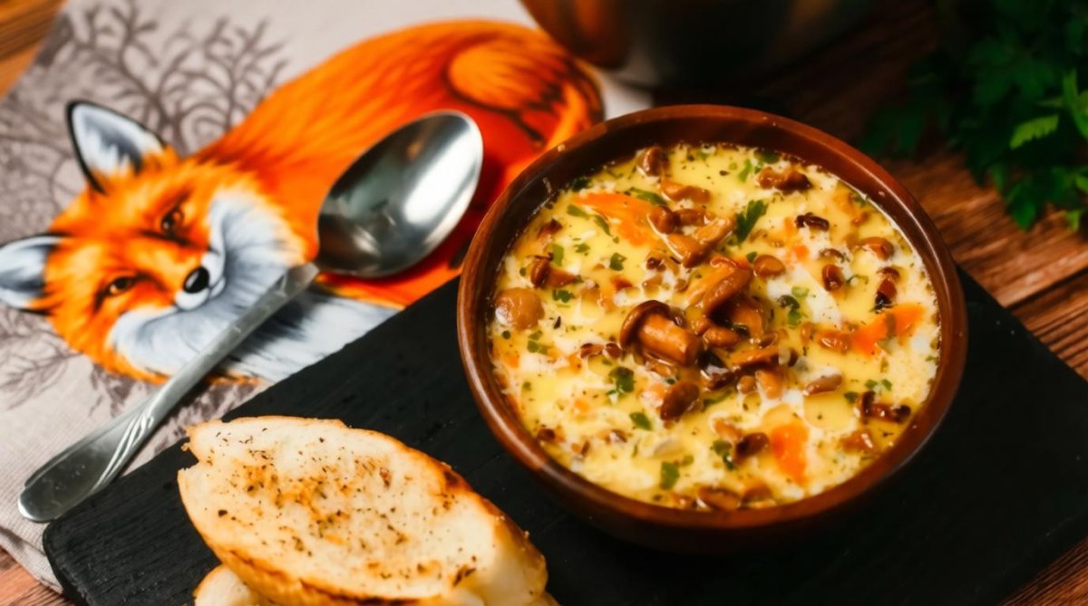 Суп с лисичками и сливками.