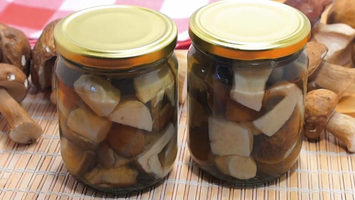 Белые маринованные грибы в банках.
