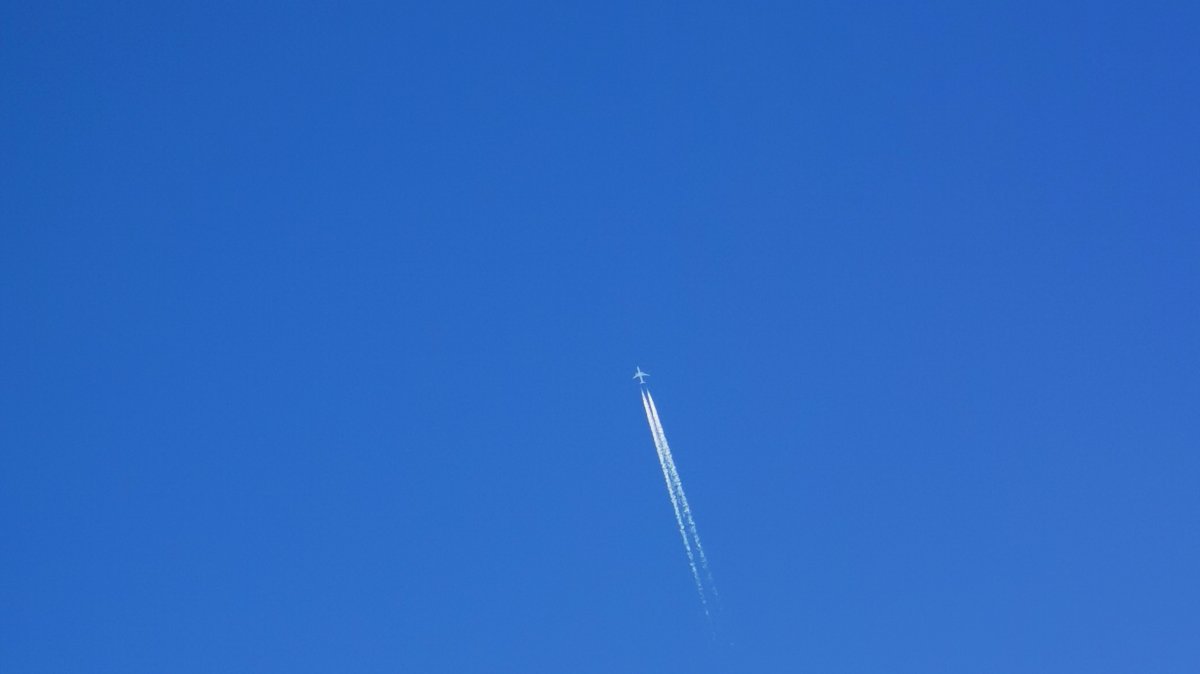 Самолёт в небе.