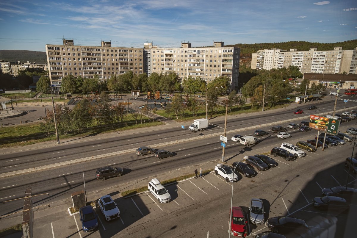 Автомобили на парковке.