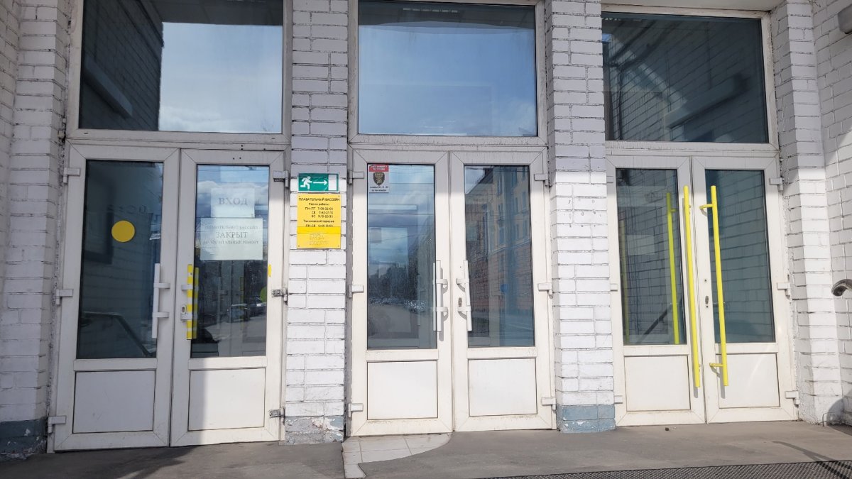 Вход в бассейн.