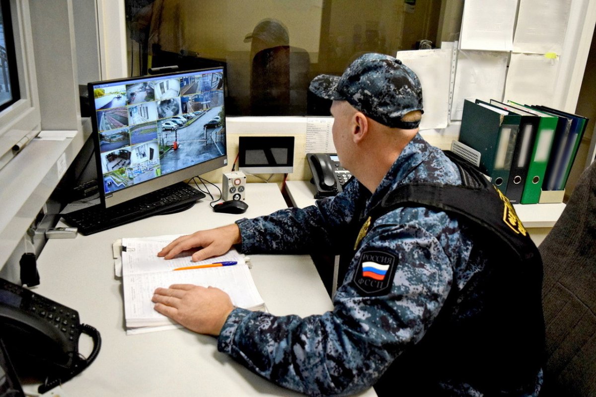 Судебный пристав за работой.