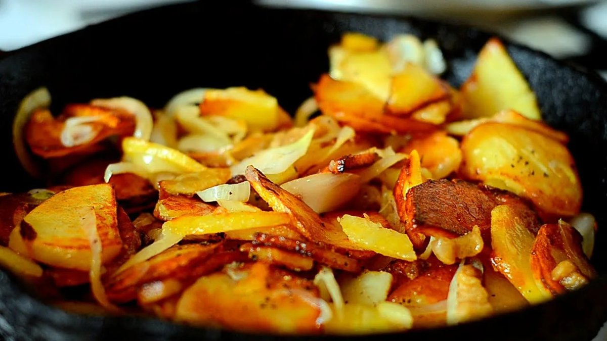 Аппетитная жареная картошка.