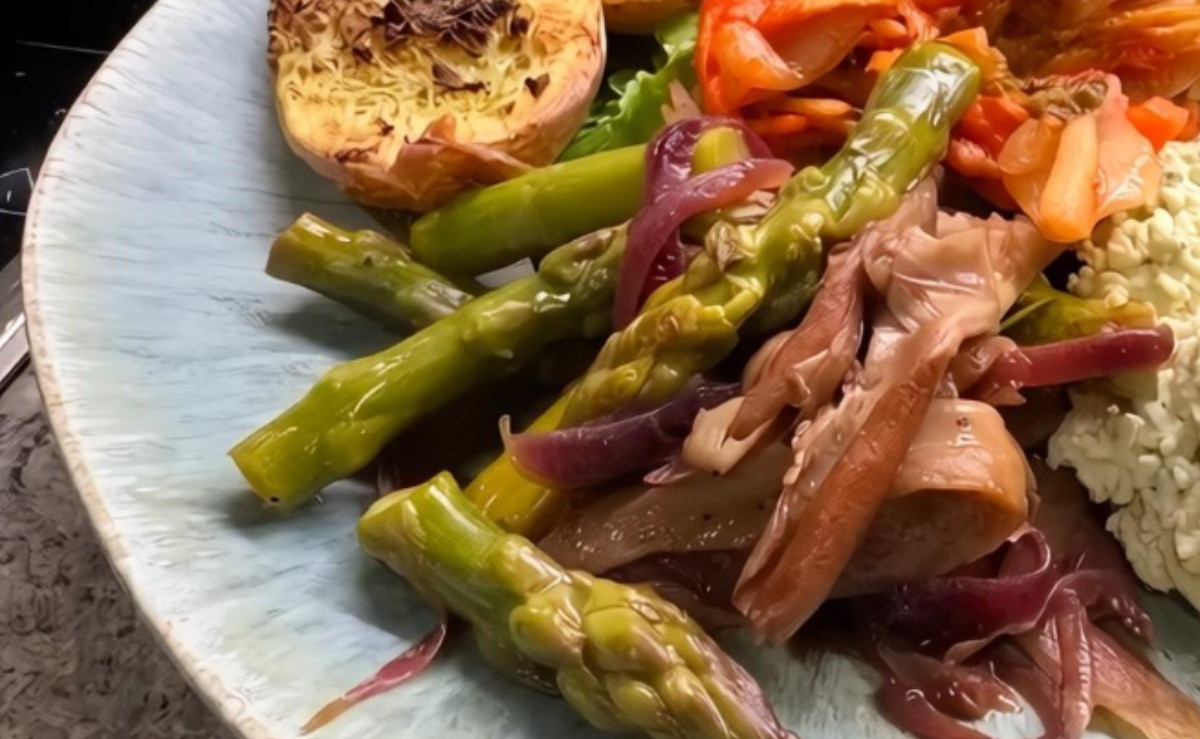 Спаржа с грибами и картофелем.