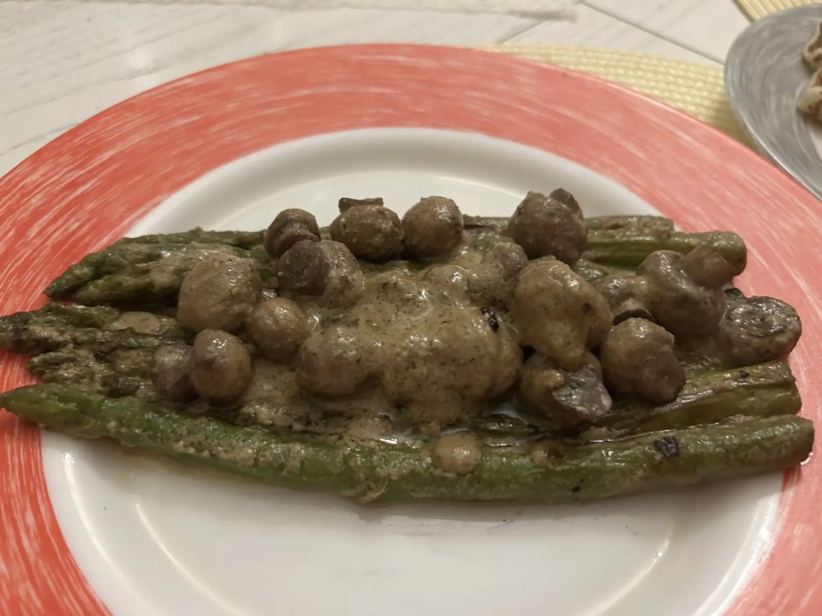 Спаржа с шампиньонами.