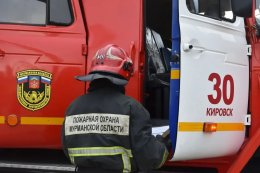 Огнеборец  и пожарная машина в Кировске