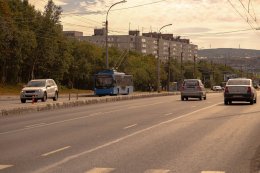 машины на дороге в Мурманске