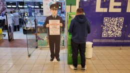 Человек у банкомата