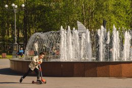 Ребёнок катается.