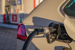 заправка автомобиля бензином