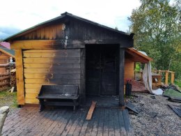 Сгоревший гостевой домик на турбазе в Кильдинстрое