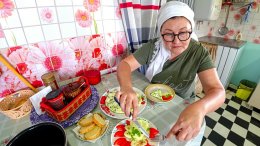 Бабушка готовит на неделю вперед.