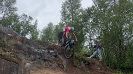 Велосипедист прыгает с обрыва