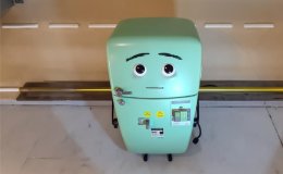 Маленький холодильник с глазками