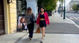 Прохожие на улице летом.