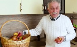 Мужчина перебирает картофель.