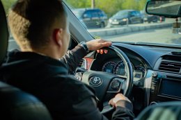 мужчина за рулём автомобиля