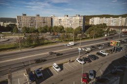 Автомобили на парковке.