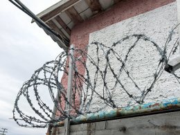 Колючая проволока.