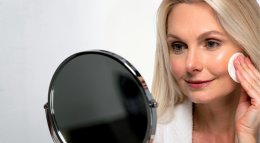 Женщина ухаживает за кожей лица.