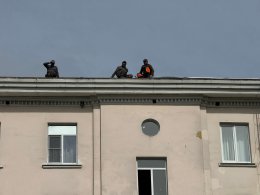 Рабочие на крыше.