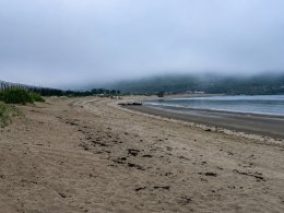 Пляж в пасмурную погоду