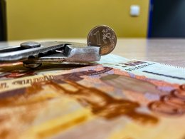 Монета в плоскогубцах