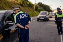Инспекторы ДПС за работой.