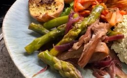Спаржа с грибами и картофелем.