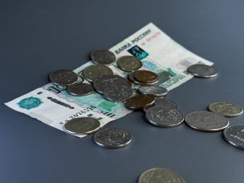 монеты и купюра