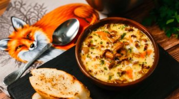 Суп с лисичками и сливками.