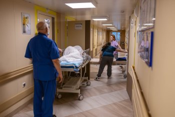 врачи и пациент в отделении нейрохирургии