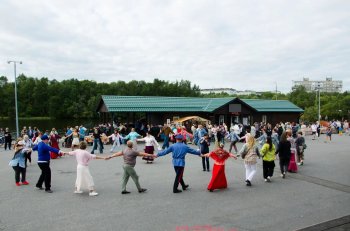 Хоровод на Семеновском озере в Мурманске