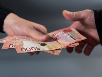 передача денег из рук в руки
